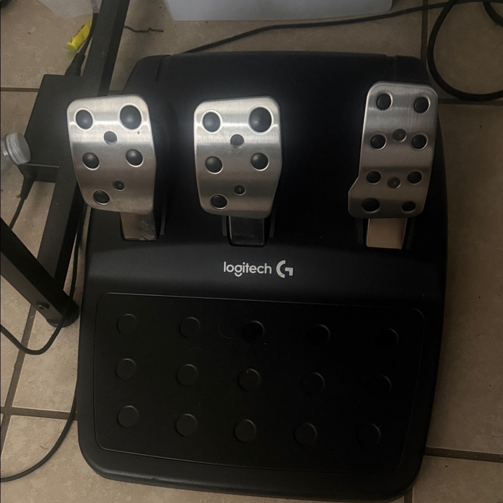 Logitech Black Racing Wheel Controller with Red Dial - Picture 2 of 2